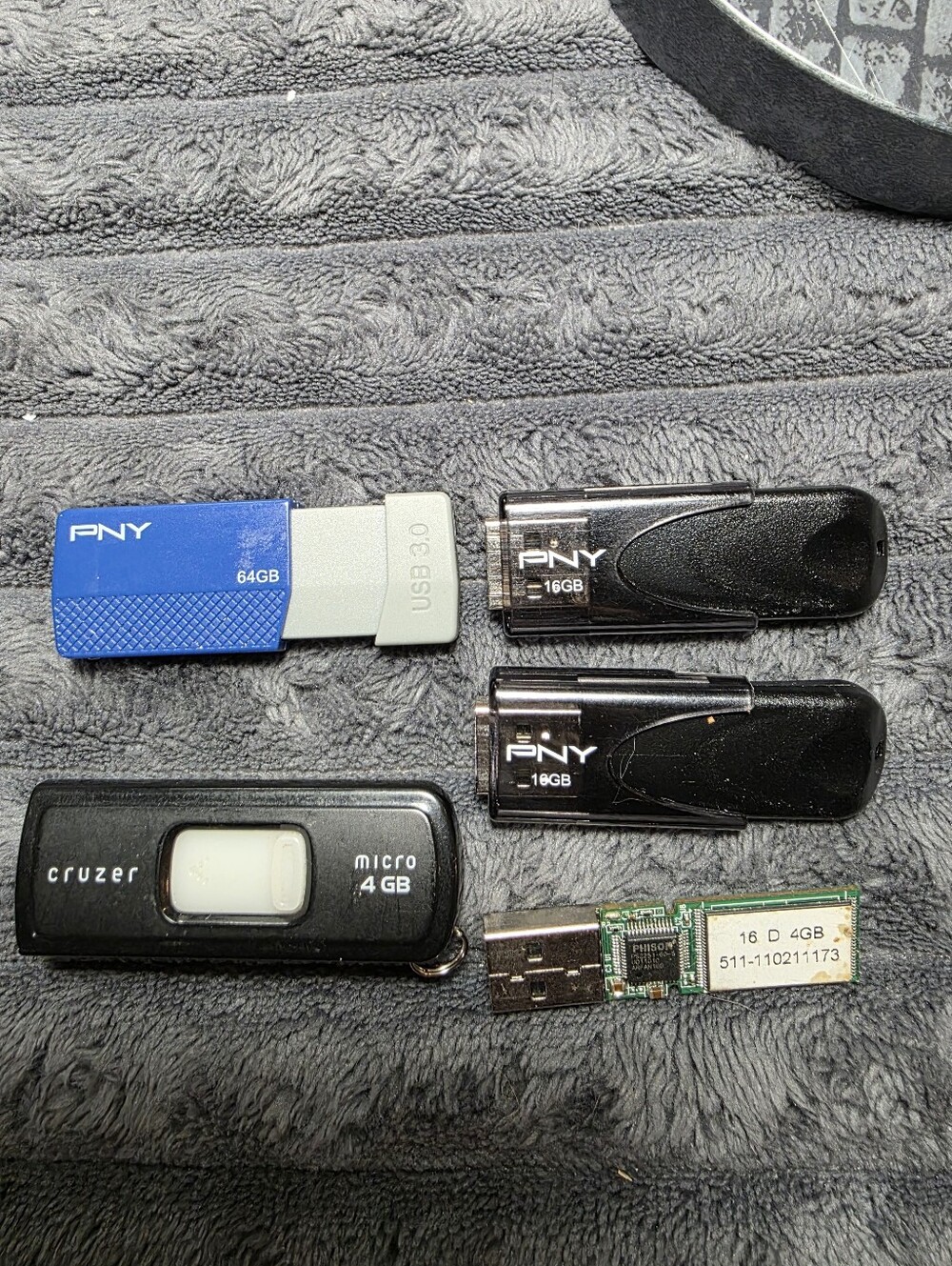 ​Lot of 5 USB Flash Drives - PNY 64GB 3.0, (2) PNY 16GB, SanDisk 4GB + Bonus